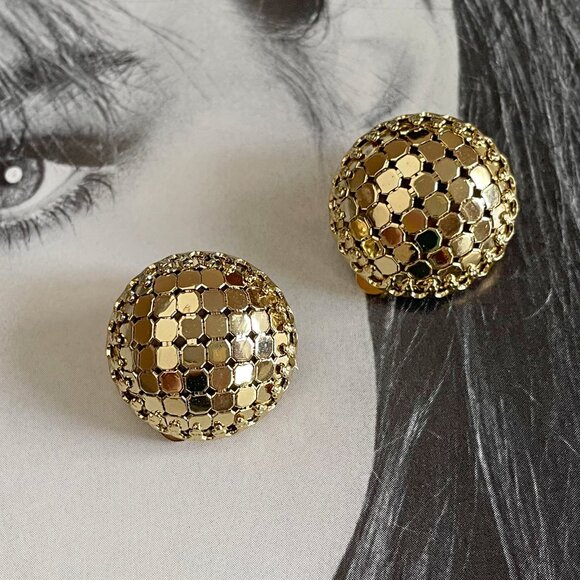 Vintage 70s 80s WHITING & DAVIS Gold Tone Metal Mesh Round Clip-On Earrings - Picture 2 of 5